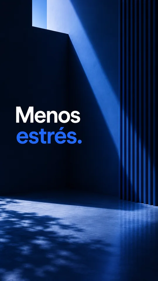 Interior minimalista con luz entrando, con la frase: menos estrés.